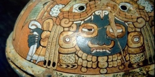 Figure 3: A lidded vessel from Burial PTP-010 decorated with a figure wearing a Feathered Serpent shell platelet headdress typical of high-status wares from Teotihuacán (Figure adapted from Martin and Grube 2008, 33). 