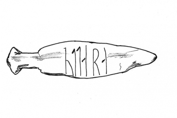 A carved reindeer bone from a midden at Sumtangen (author’s own illustration). The runic inscription reads ‘ottar a’ (Óttár owns [this]). These name tags with a personal name and the verb ‘a’ are commonly found in middens in Norwegian towns (Indrelid and Hufthammer 2011, 45).