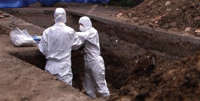 Turi King and Jo Appleby in protective clothing during excavation (Reproduced with kind permission of Carl Vivian, University of Leicester)